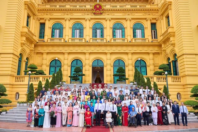 Giảng viên UMT được vinh danh trong chương trình "100 gương mặt việc tử tế" và vinh dự gặp mặt Chủ tịch nước